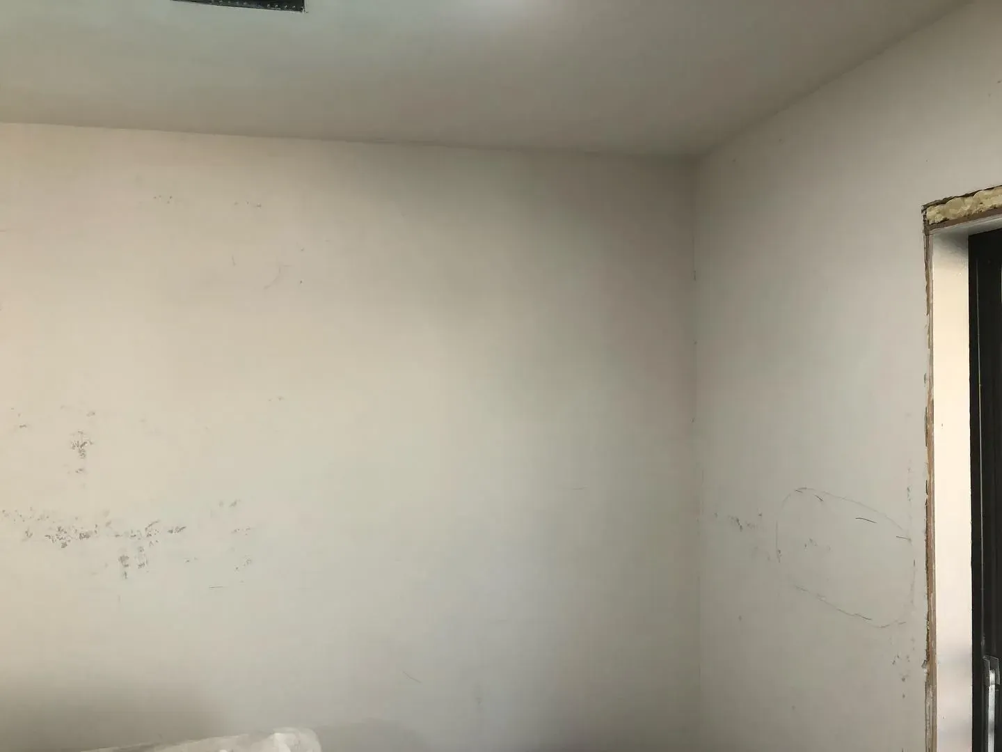 Empty white room showcasing drywall repair in Tempe.